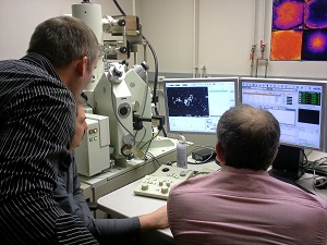 CSA Astronaut David Saint-Jacques learning how to use the microprobe at the Earth and Planetary Materials Analysis Labratory